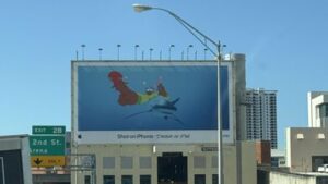 Kontrowersyjny billboard Apple w Miami przypominający symbol falliczny