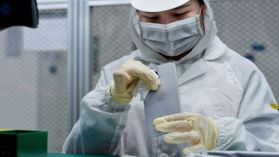 Krytyka Apple za opóźnienia w przeniesieniu produkcji z Chin do USA i groźby taryf celnych